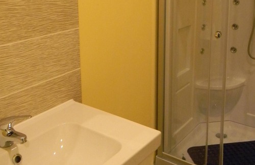 Chemnitz Condo | Condo-Apartment-Private Bathroom
