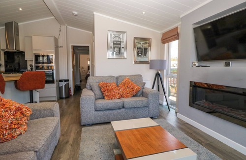 Tewitfield Cottage | CONISTON VIEW LODGE, pet friendly, with pool in Carnforth