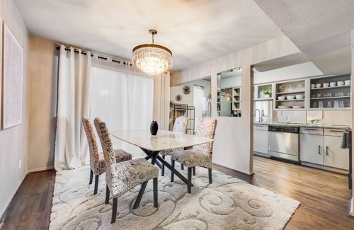 Junius Heights Condo | Contemporary 2BR/2BA condo in central Dallas offering a private patio plus resort-style pool, hot tub, dry sauna, and invigorating cold plunge.