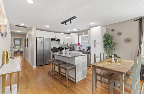 Elizabeth Apartment | Contemporary 3bds near NYC/EWR with free parking