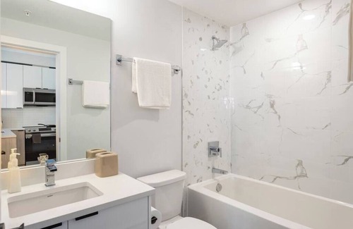 Langley Apartment | Contemporary Penthouse Gem ~ Downtown ~ Gym ~ Pkg!