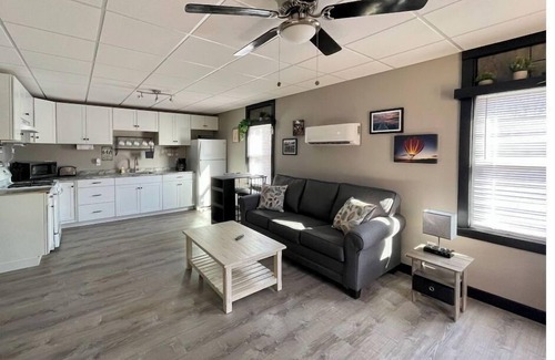 Whitehall Apartment | Contemporary Queen