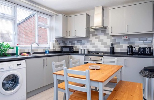 Smethwick House | Contractors, Families & Travellers | Free Parking | Close to City Centre
