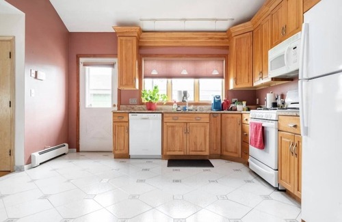 Revere House | Convenience at Conant! Home Away From Home For 5-8 guests!