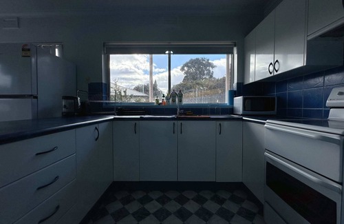West Moonah House | Convenient Corner Cottage Close to City & Airport