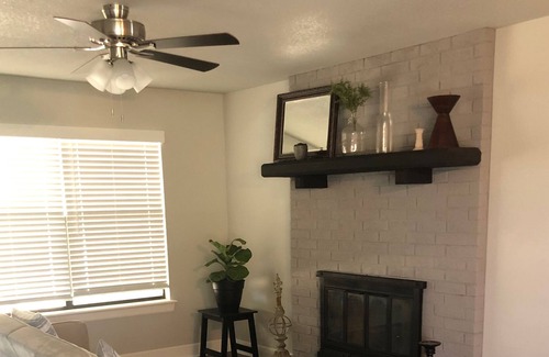 Lowell House | Convenient I-49 Cozy Home