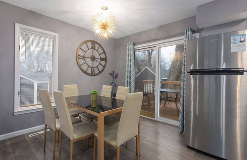Overland Park House | Convenient Location+4 BR w/King Beds|Parking +WiFi