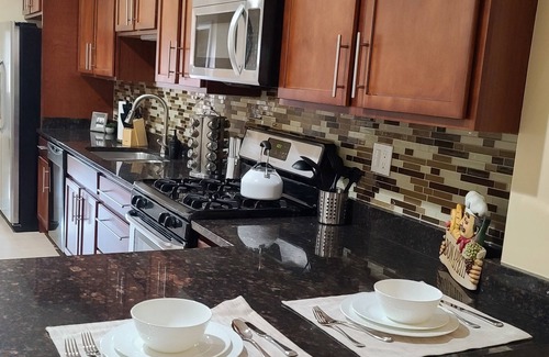 Rogers Park Apartment | Convenient Location Near Loyola/Northwestern