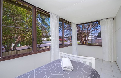 The Entrance House | Convenient Quiet Location, family & pet friendly.