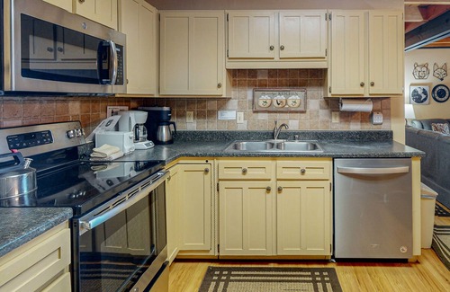 Wildernest Condo | Conveniently Located Condo with Pool, Hot Tub & Sauna - Near Slopes & Lake