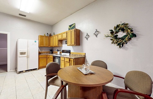 Ingleside House | Conveniently located home with full kitchen - near the ocean