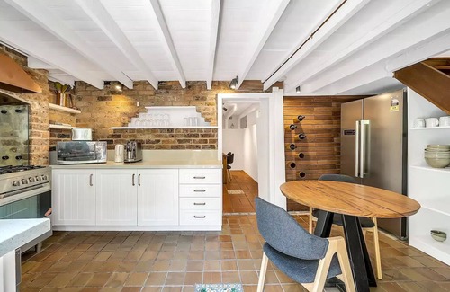 Surry Hills House | Copper Cottage: Renovated Historic sandstone terrace, steps from Hyde Park