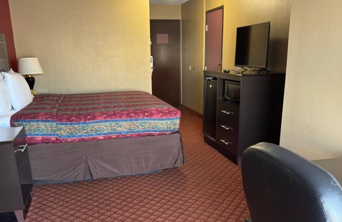 Central Oklahoma City Hotel | Coratel Inn & Suites Santa Fe OKC Deluxe 1 King Bed Smoking