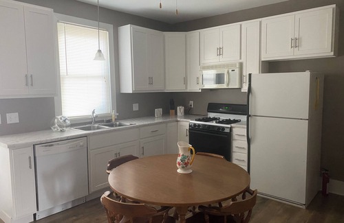 Taylorville House | Corner Cottage near to downtown!