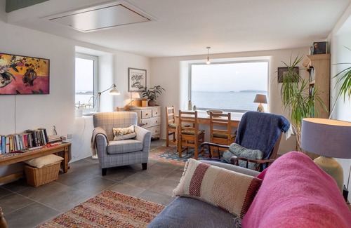 Clifden Cottage | Cost two bedroom cottage along the shore