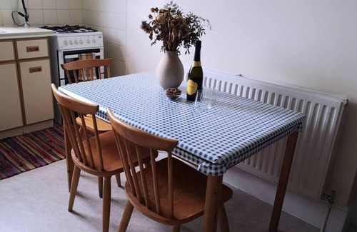 Brondesbury Apartment | Cosy 1 Bed Flat Hideout in North London