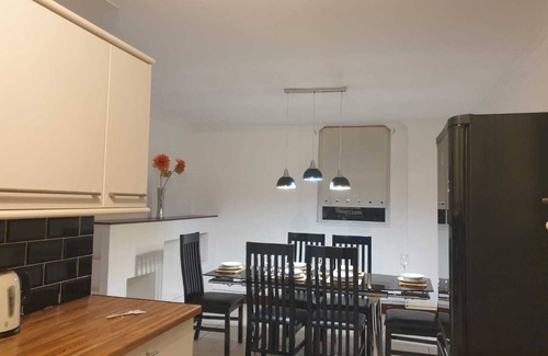 Cwmbrwla Apartment | Cosy 2 Bed Flat 1 in Swansea - Home away from Home