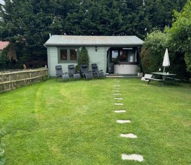 Fiddington Ski Chalet | Cosy 2 BR cabin on coast private hot tub ' Driftwood '