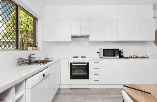 Scarborough Apartment | Cosy 2BR in Scarborough w/Pool!