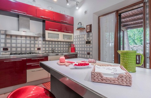 Monteriggioni Apartment | Cosy apartment for 4 people with WIFI, pool, TV and veranda, close to Siena