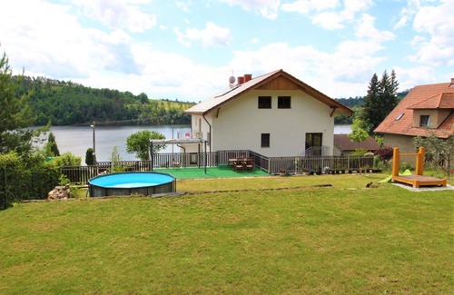 Zupanovice Apartment | Cosy apartment for 2 guests with WIFI, pool, TV, patio and pets allowed