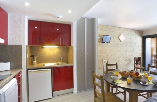 Peyragudes Apartment | Cosy apartment for 2 guests with WIFI, pool, TV, terrace, pets allowed and parking