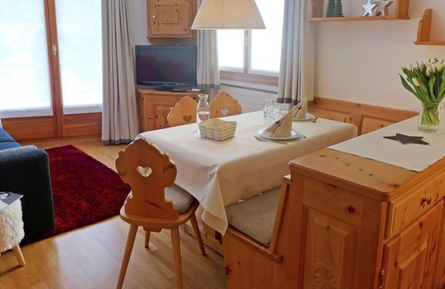 Surlej Apartment | Cosy apartment for 3 guests with WIFI, TV, terrace and parking