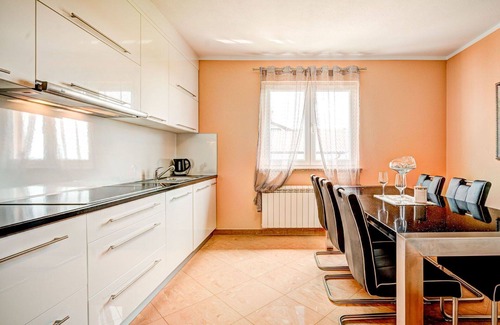 Umag Apartment | Cosy apartment for 4 guests with A/C, hot tub, WIFI, TV, terrace and parking