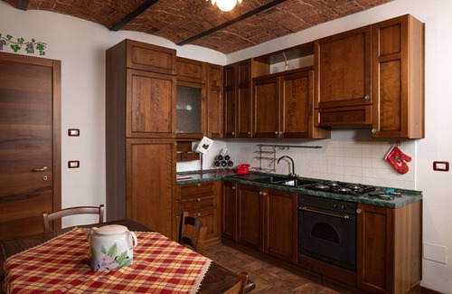 La Morra Apartment | Cosy apartment for 4 people with WIFI, pool, TV, patio and pets allowed
