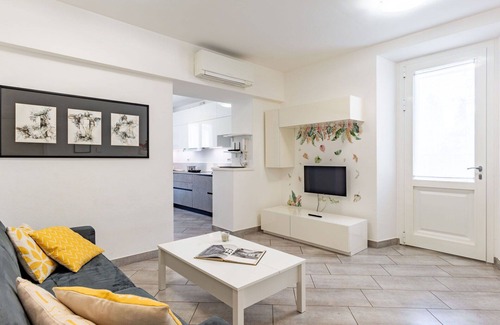 Bellano Apartment | Cosy apartment for 4 people with WIFI, A/C, patio and pets allowed