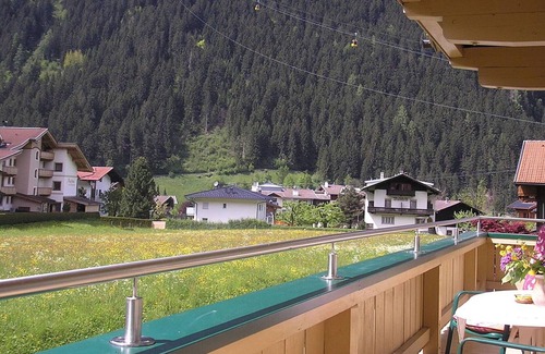 Mayrhofen Apartment | Cosy apartment for 5 guests with WIFI, TV, balcony and parking