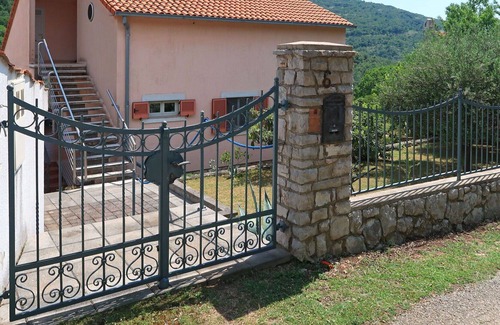 Porozina Apartment | Cosy apartment for 5 guests with WIFI, A/C, TV, terrace, pets allowed and parking