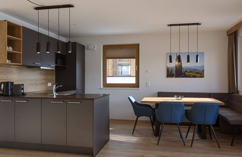 Paß Thurn Apartment | Cosy apartment for 4 guests with WIFI, pool, TV and balcony