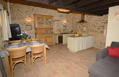Saint-Denis Apartment | Cosy apartment for 6 people with WIFI, pool, TV and terrace