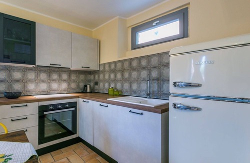 Castagneto Carducci Villa | Cosy apartment in villa for 5 guests with pool, A/C, WIFI, patio and pets allowed