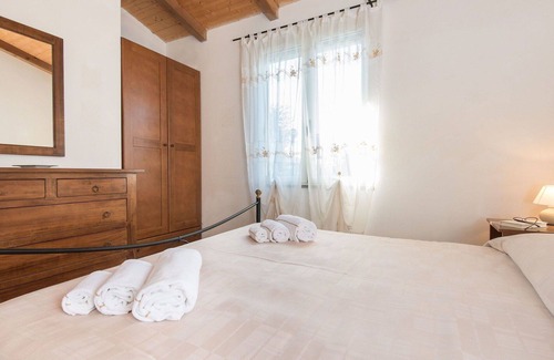Piombino House | Cosy apartment in villa for 6 people with A/C, pool, internet, TV, terrace, pets allowed and par.