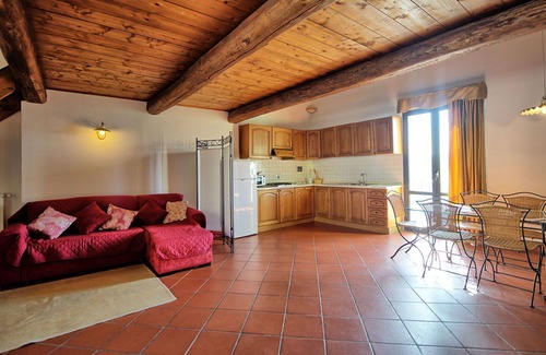 Montebonello Villa | Cosy apartment in villa for 4 guests with WIFI, A/C, pool, TV, patio and pets allowed