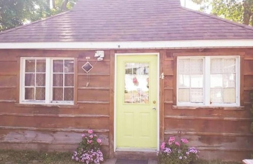 Grand Bend Cabin | Cosy Cabin # 4 one block to beach