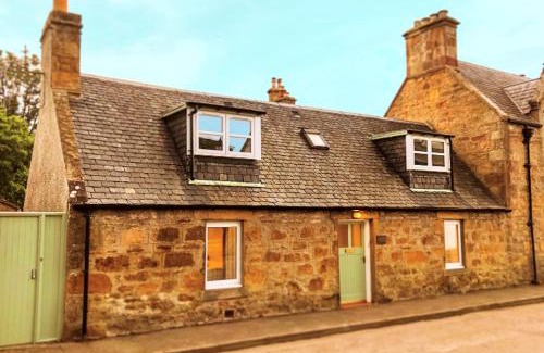 Dornoch Apartment | Cosy Carnegie Cottage close to Dornoch Golf Course