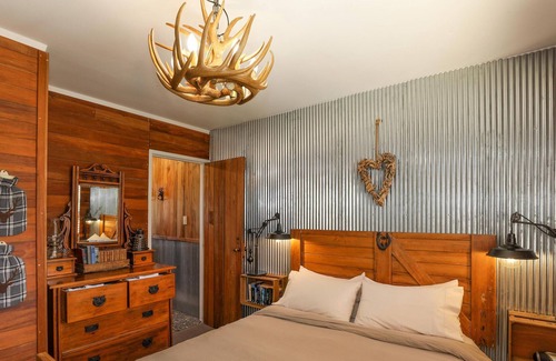 Rotorua Cottage | Cosy Central Cottage - Hunting Lodge Style Unit | Central Location