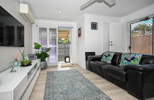 Caloundra Apartment | Cosy, Charming, Central Caloundra Getaway
