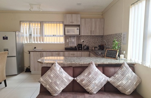 Vineta Apartment | Cosy Coastal Escape - Quiet Hideaway 7 minutes from the Sea