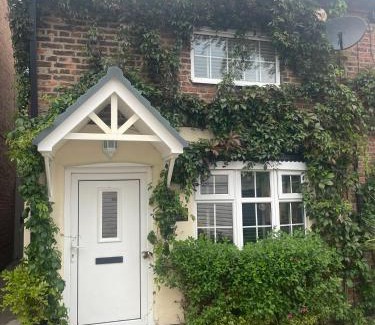 Bawtry Apartment | Cosy Cottage Central Bawtry - 2 Bedroom - High End Furnishings