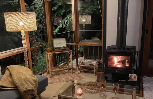 Sassafras Cottage | Cosy cottage in Sassafras w/ spa bath, fireplace, record player & forest views