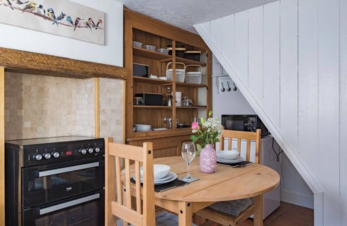 Temple Ewell Cottage | Cosy cottage in Temple Ewell, walk to the local pub and Kearsney Abbey