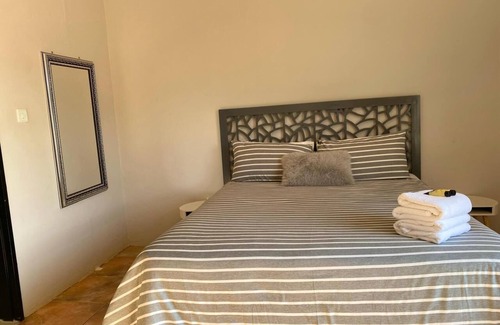 Harare East Cottage | Cosy Cottage Retreat with Garden, Hot Water & Solar Backup in Borrowdale Harare