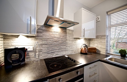 Manchester House | Cosy, Designer Home + Onsite Parking and garden