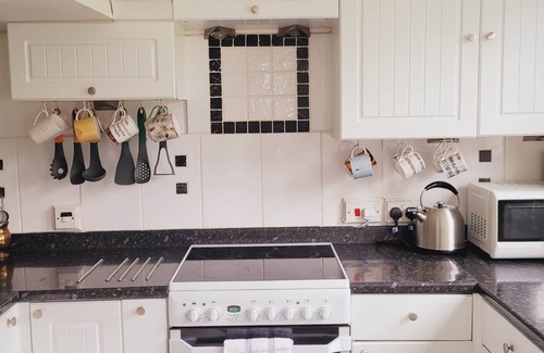 South Cerney House | Cosy, Family and Dog Friendly, Lakeside Lodge