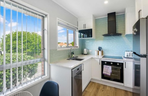 Sandringham Apartment | Cosy Haven Unit with Garage and Air-con