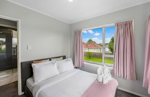 Sandringham Apartment | Cosy Haven Unit with Garage and Air-con